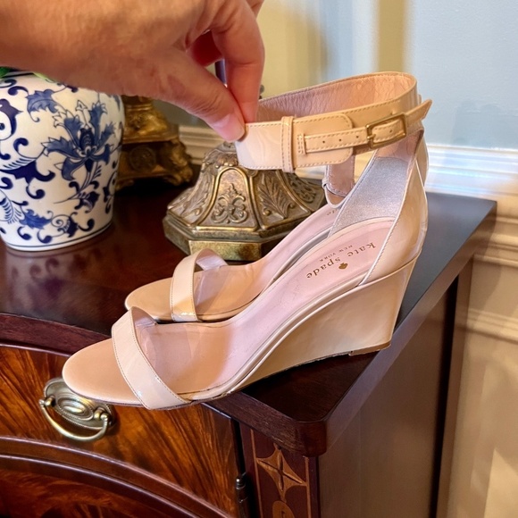 GUC Kate Spade Ronia Blush Nude Patent Leather Wedge Heel Sandals Size 8 - Picture 4 of 6